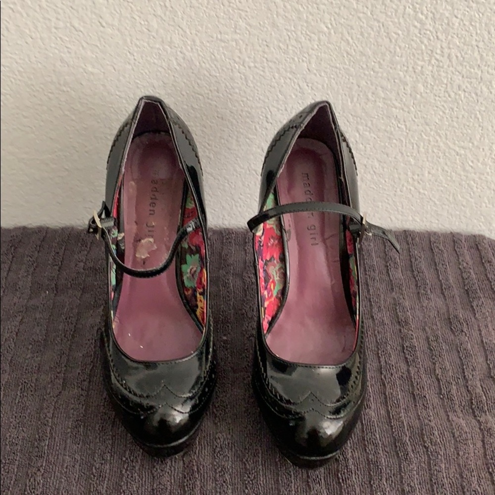 Black pumps